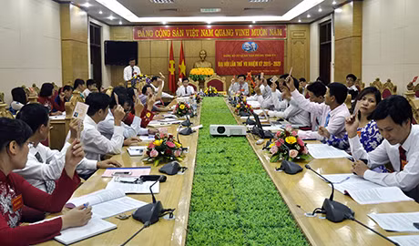 Các đảng viên Đảng bộ cơ quan Văn phòng Tỉnh uỷ biểu quyết thông qua nghị quyết đại hội nhiệm kỳ 2015-2020.