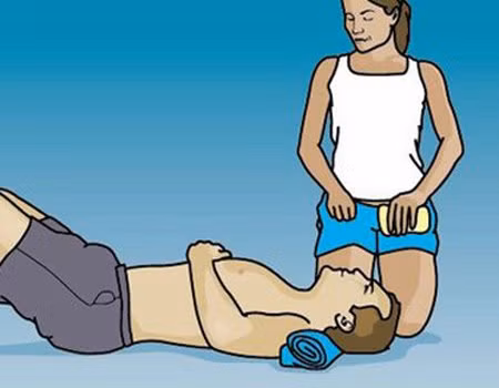 Làm mát bệnh nhân bằng cách dấp nước liên tục và cho uống nước là cách tốt nhất giúp người say nắng tỉnh lại.