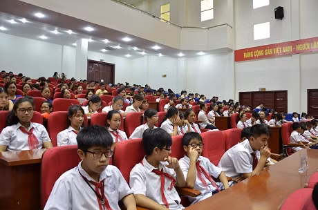 Đông đảo học sinh và đại diện các cơ quan, đơn vị trên địa bàn TP Uông Bí đã tới dự lễ phát động