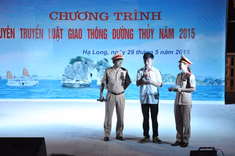 Tiết mục giao lưu đã giúp cho nhiều người dân có thêm kiến thức khi tham giao thông đường thủy