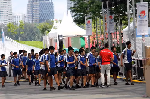 Học sinh Singapore với khóa học trải nghiệm thể thao tại Sports Hub trong những ngày gần kề SEA Games. Tình yêu thể thao của các em được gieo mầm từ nhỏ 