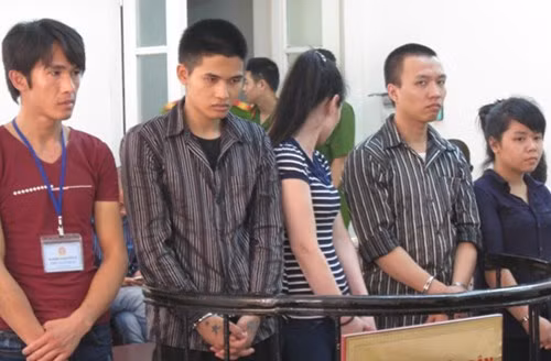 Ổ nhóm bắt giữ người trái phép và cướp tài sản, nhận án phạt thích đáng.