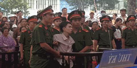 Thủ phạm đứng không vững khi nghe tòa tuyên mức án tử hình.