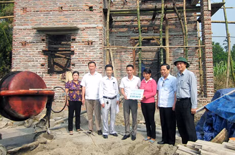 Đại diện Uỷ ban MTTQ TP Cẩm Phả và doanh nghiệp Trung Kính trao tặng kinh phí hỗ trợ xây dựng nhà ở cho chị Chẩm Thị Dương, thôn Đoàn Kết, xã Dương Huy.