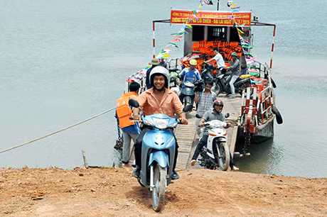 Chuyến phà đầu tiên cập bến Cái Chiên.