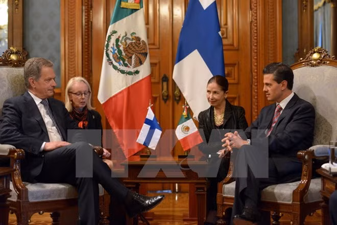 Tổng thống Mexico Enrique Pena Nieto (phải) có cuộc gặp với Tổng thống Phần Lan Sauli Niinisto (trái) đang trong chuyến thăm chính Mexico. (Ảnh: AFP/TTXVN)