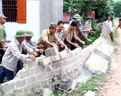 Hội CCB Hải Hà tham gia dịch tường rào, hiến đất làm đường giao thông. Ảnh: Ánh Hồng (Đài Hải Hà)