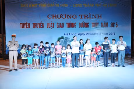 TP Hạ Long tặng MBH cho các em học sinh