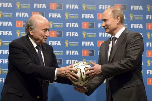  Chủ tịch FIFA Blatter (trái) trao quyền đăng cai World Cup 2018 cho tổng thống Nga. Ảnh: Reuters.