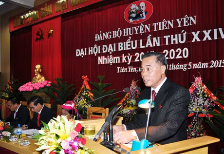 Đồng chí Nguyễn Văn Ty, Bí thư Huyện ủy khóa XXIII trình bày báo cáo chính trị tại Đại hội.