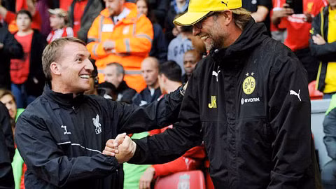 HLV Klopp (phải) đang được đánh giá là ứng viên số 1 cho suất thay thế Rodgers