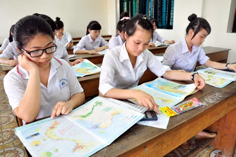 Nhiều em học sinh tranh thủ ôn bài đầu giờ.