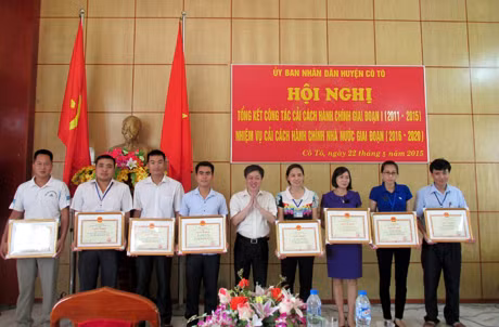 lãnh đạo huyện Cô Tô trao tặng giấy khen