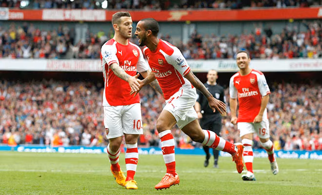 Walcott (phải) và Wilshere sẽ đá chính ở Wembley?