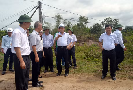 Đồng chí Nguyễn Văn Thành, Phó chủ tịch UBND tỉnh kiểm tra thực tế tại khu vực xây dựng Trạm biến áp 110 KV