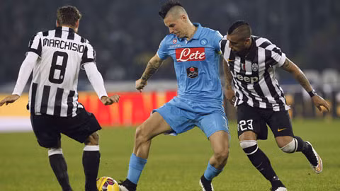 Napoli (giữa) rất cần 3 điểm để đánh chiếm vị trí trong Top 3