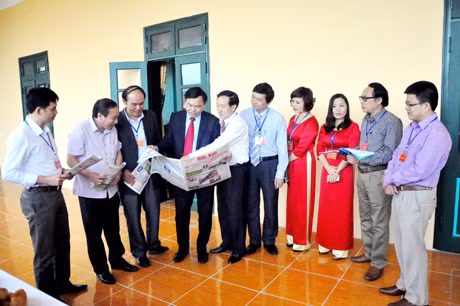 Cách đây 1 tháng, báo Đảng các tỉnh trung du, miền núi phía Bắc (trong đó có Báo Quảng Ninh) đã tổ chức Hội thảo với chủ đề “Báo Đảng địa phương tuyên truyền về đại hội Đảng các cấp”. Trong ảnh: Các đại biểu trao đổi kinh nghiệm nghiệp vụ trong giờ giải lao.