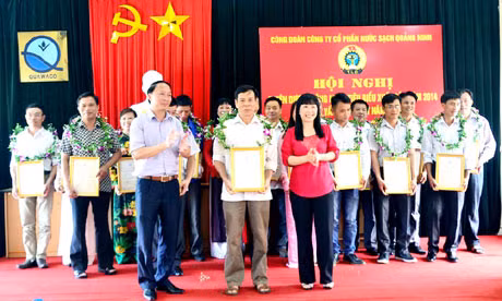 Lãnh đạo Công đoàn ngành Xây dựng tuyên dương công nhân tiêu biểu của Công ty CP Nước sạch Quảng Ninh nhân dịp Tháng Công nhân.