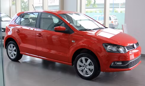 Polo Hatchback trang bị mâm hợp kinh nhôm 15 inch, đèn pha halogen.