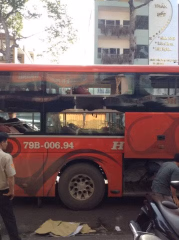 Xe khách bị ném đá vỡ kính.