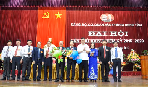 Đồng chí Nguyễn Đức Long, Phó Bí thư Tỉnh ủy, Chủ tịch UBND tỉnh tặng hoa BCH Đảng bộ cơ quan Vă phòng UBND tỉnh nhiệm kỳ 2015-2020.