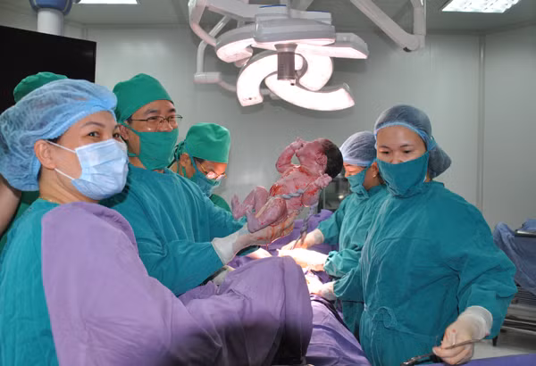 Đúng 11 giờ ngày 25-5, Bệnh viện Sản Nhi Quảng Ninh đón em bé đầu tiên ra đời bằng thụ tinh nhân tạo.