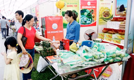 Hội chợ OCOP Quảng Ninh 2015 là cơ hội tốt để các địa phương quảng bá, giới thiệu sản phẩm đồng thời thúc đẩy sản xuất. Trong ảnh: Gian hàng giới thiệu sản phẩm OCOP của TX Quảng Yên tại lễ hội Hoa Anh đào 2015.