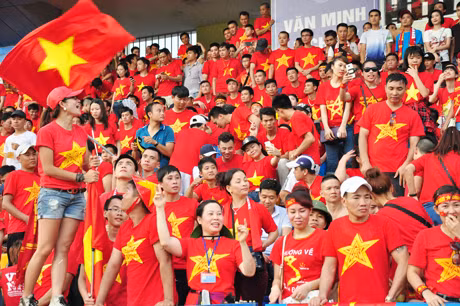 Đâu đâu cũng thấy những chiếc áo đỏ xuất hiện trên khán đài cùng những màn cổ vũ rất chuyên nghiệp.