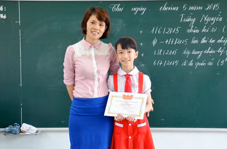 Trần Thị Thu Trang chụp ảnh cùng cô giáo chủ nhiệm.