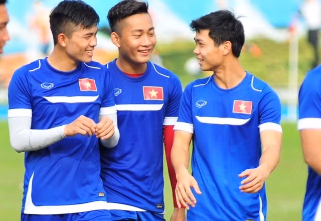 Tuấn Tài (giữa) nhận sự chia sẻ của đồng đội. 