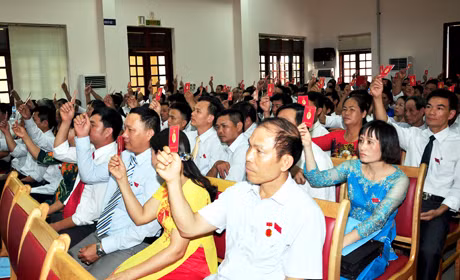 Các đại biểu biểu quyết tại Đại hội.