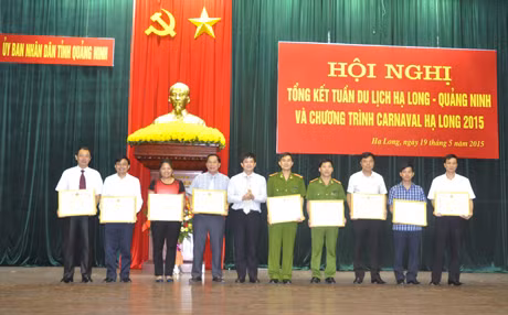Đồng chí Lê Quang Tùng, Phó Chủ tịch UBND tỉnh trao Bằng khen của UBND tỉnh cho các tập thể, cá nhân đã có thành tích xuất sắc trong tổ chức Carnaval Hạ long 2015 tại hội nghị.
