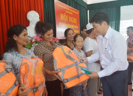 Đại diện Ban thường trực Ủy ban MTTQ tỉnh và Ban ATGT tỉnh tặng áo phao cho ngư dân xã Phú Hải