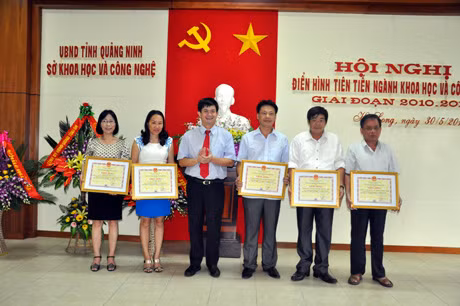 Đồng chí Lê Quang Tùng, Phó Chủ tịch UBND tỉnh trao tặng bằng khen của UBND tỉnh cho các tập thể, cá nhân có thành tích thi đua xuất sắc.