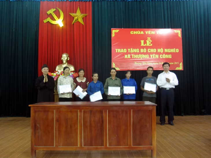 Lễ trao tặng bò giống cho 6 hộ nghèo xã Thượng Yên Công, TP Uông Bí.