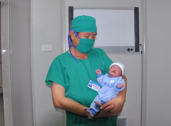 Bác sĩ Nguyễn Quốc Hùng, Giám đốc Bệnh viện Sản Nhi Quảng Ninh đón bé Dương Minh Quân chào đời.