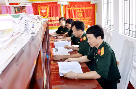 Cán bộ, đảng viên, chiến sĩ Ban CHQS TX Đông Triều thường xuyên đọc, nghiên cứu tài liệu về Chủ tịch Hồ Chí Minh.