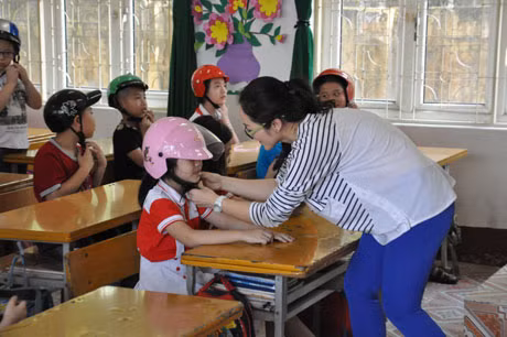 Giáo viên trường Tiểu học Trần Hưng Đạo hướng dẫn học sinh đội MBH đúng cách 