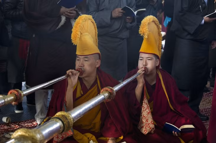 Những nhà sư Tây Tạng tiến hành nghi thức cầu nguyện vào sáng sớm năm mới.