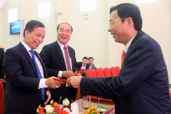 chúc Tết cán bộ, nhân viên các sở, ngành của tỉnh.