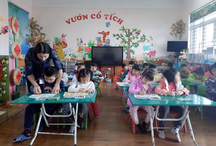 Ngày 22-2, lớp 5 tuổi A2, Trường Mầm non 1-6, TP Hạ Long vắng 21 trẻ. Ảnh chụp một giờ học của cô và trò lớp 5 tuổi A2.