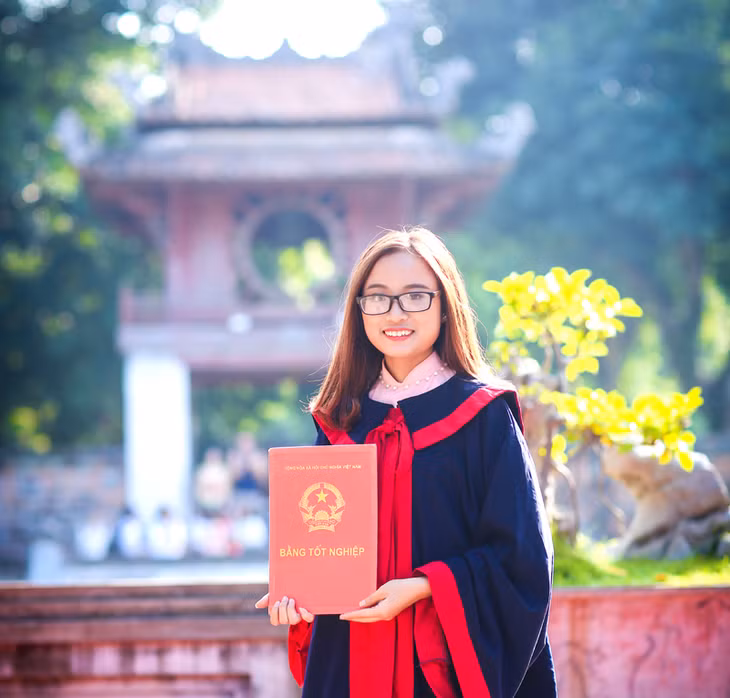 Vũ Thị Mai Anh trong ngày được nhận tấm bằng Đại học loại xuất sắc chuyên ngành Sư phạm Sinh học của Trường ĐH Sư phạm Hà Nội năm 2017 (Ảnh do nhân vật cung cấp)