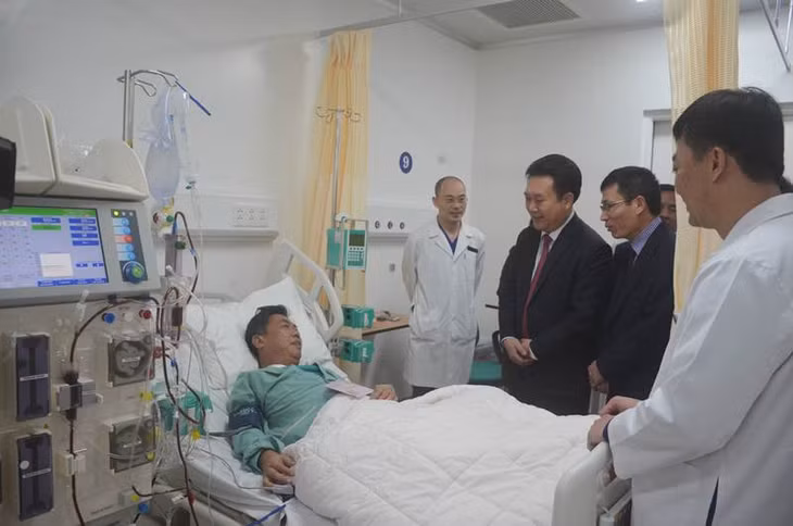Đồng chí Nguyễn Đức Thành, Phó Chủ tịch HĐND tỉnh tặng quà Tết cho bệnh nhân đang điều trị nội trú tại Bệnh viện Đa khoa tỉnh