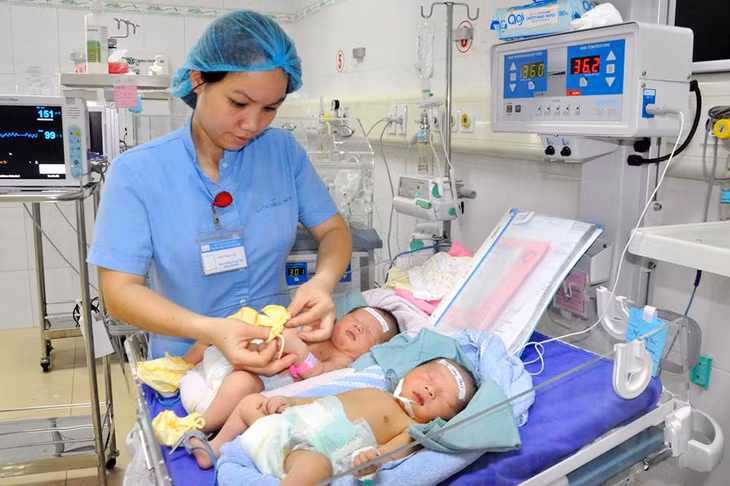 Nhân viên y tế chăm sóc trẻ sau sinh tại Bệnh viện Sản Nhi