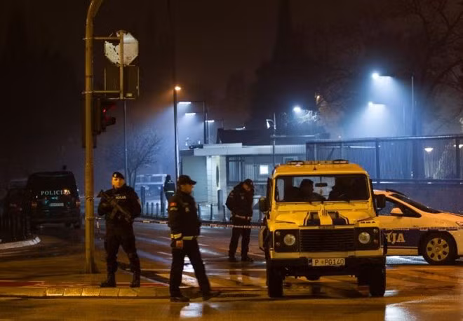 Cảnh sát canh gác tại lối vào Đại sứ quán Mỹ ở Podgorica, Montenegro. (Nguồn: Reuters)