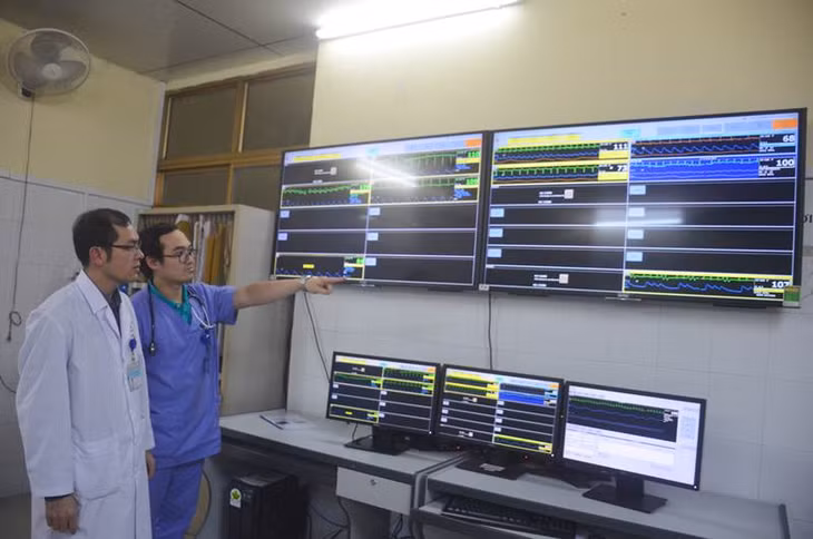 Khoa Hồi sức tích cực, chống độc – Thận nhân tạo được đầu tư hệ thống Monitor trung tâm để theo dõi tình hình sức khỏe của bệnh ngay ngay tại phòng trực.