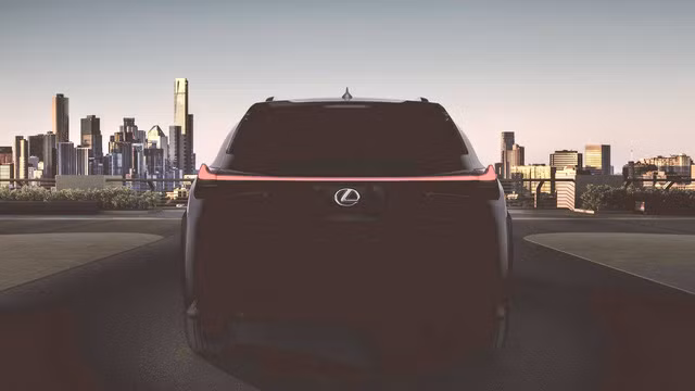 Đuôi xe Lexus UX hiện ra lờ mờ sau khi điều chỉnh hình ảnh qua phần mềm. Ảnh: Motor1.