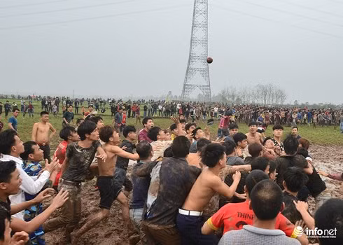 Hàng trăm trai làng lấm bùn 'hỗn chiến' tranh cướp phết đầu năm. Ảnh: Infonet.