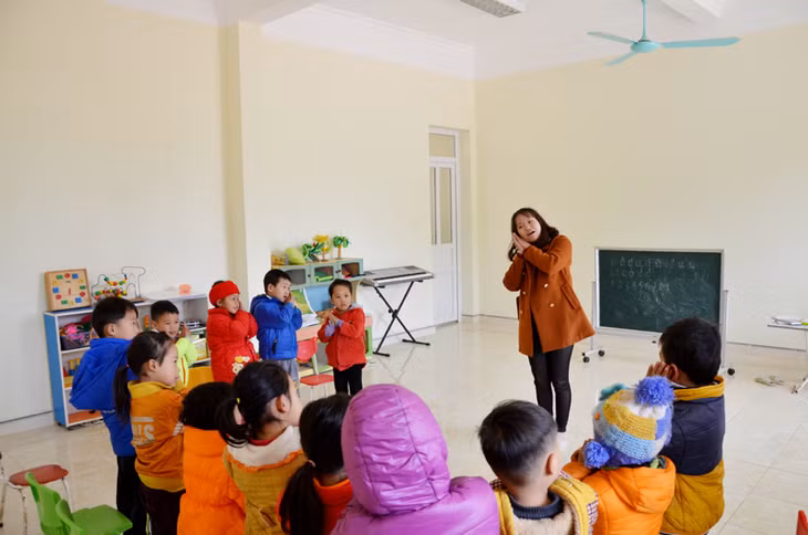Một giờ học của cô và trò điểm trường mầm non xã Đồng Sơn tại thôn Phủ Liễn