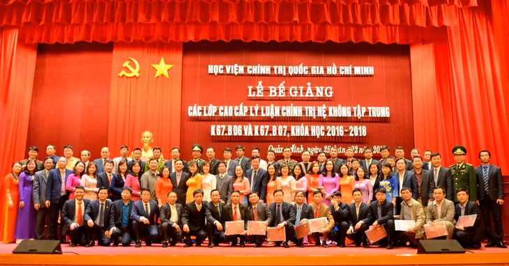 Tập thể lớp K67-B6 chụp ảnh lưu niệm cùng các thầy tại Học viện